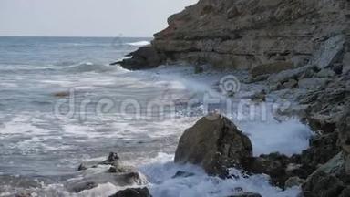 波浪在岸边折断。 波浪在岩石上折断。